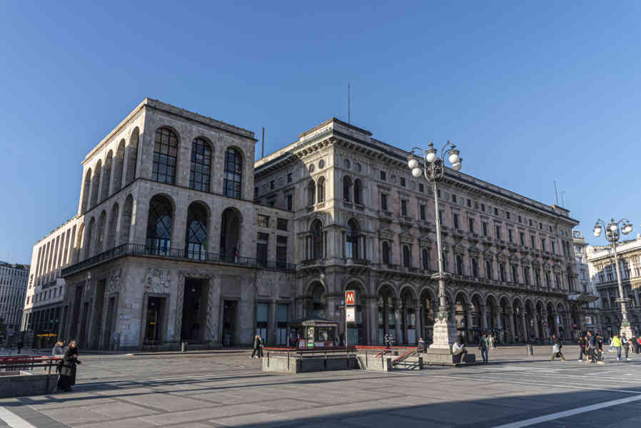 Italia - Milán 037 - plaza del Duomo - museo del Novecento.jpg